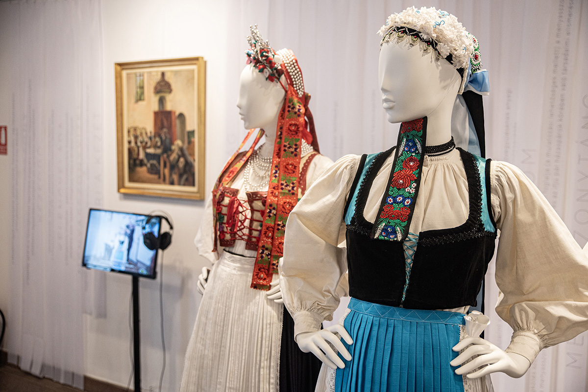 Megnyitották a Székely menyasszony kiállítást Csíkszeredában